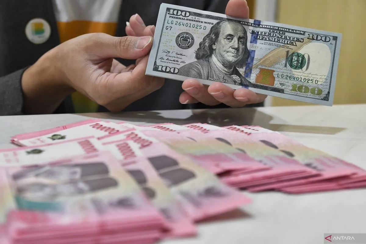 Rupiah Melemah Terhadap Dolar AS Akibat Ancaman Tarif Timbal Balik dari Trump