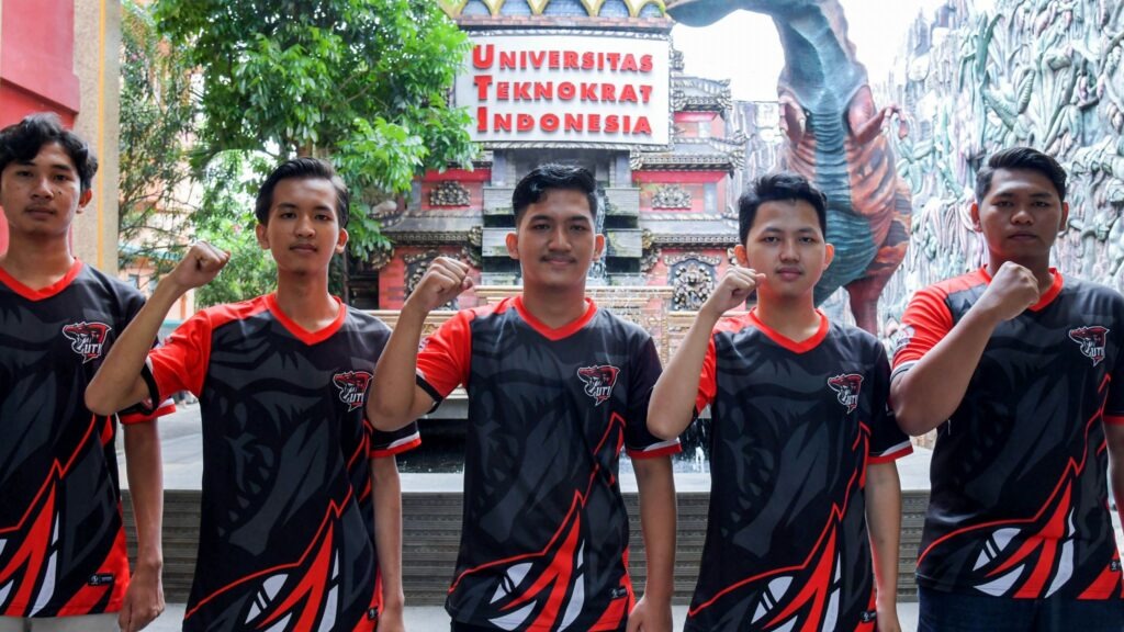 Mahasiswa-mahasiswa Universitas Teknokrat Indonesia (UTI) telah berhasil mengukir prestasi gemilang dalam arena kompetisi E-Sport