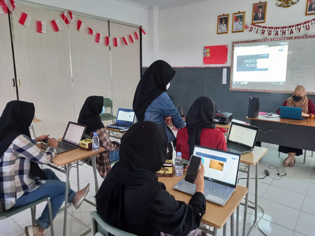Universitas Terkemuka di Lampung Tim PKM Teknokrat Memberikan Pelatihan kepada Siswa SMA Islam Global Surya Bandarlampung