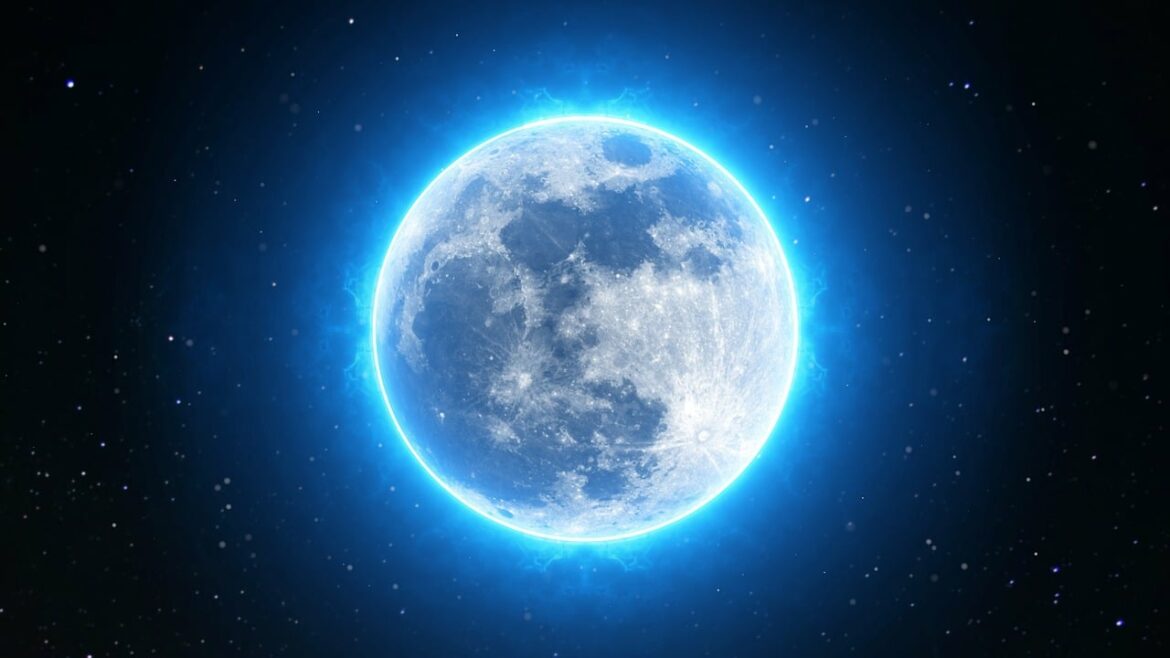 Penampakan Blue Moon Dilihat dari Kampung Alien Kulon Progo