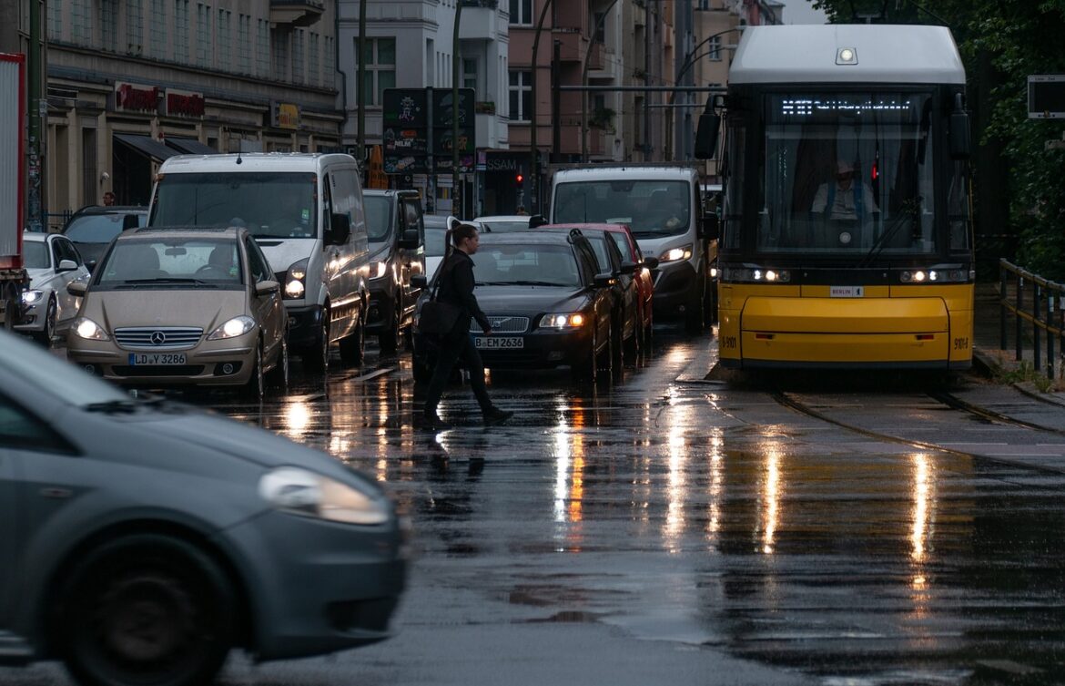 Berkendara Aman Saat Hujan untuk Menghadapi Jalanan Basah