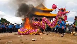 Perayaan Cap Go Meh di Singkawang: Makna dan Tradisi Pembakaran Replika 9 Naga