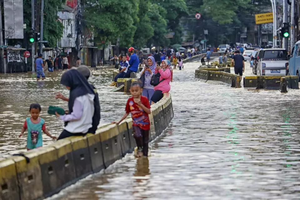 Jakarta Floods Worsen: 29 Neighborhoods Submerged, Water Levels Reach 2.5 Meters