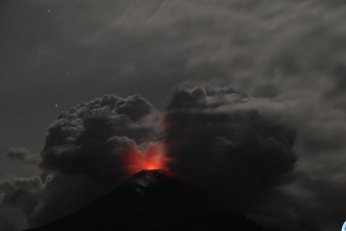 Erupsi Gunung Lewotobi Laki-laki: Sorotan Media Asing dan Implikasi Bencana