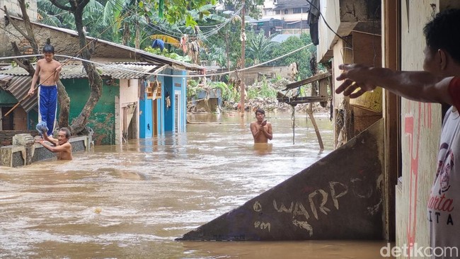 Ciliwung Meluap, Banjir Kembali Rendam Jakarta