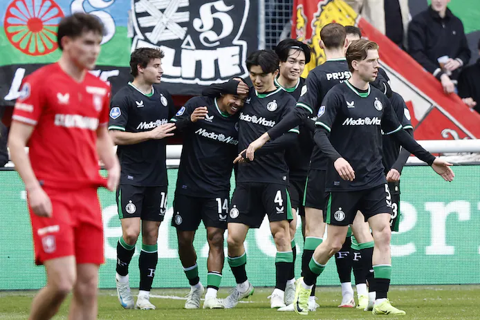 Feyenoord Menang Telak atas FC Twente, Amankan Posisi Tiga Besar