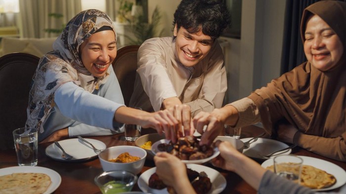 Apakah Makan Sahur Masih Diperbolehkan Saat Adzan Subuh? Ini Penjelasannya