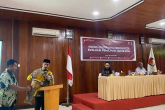 1. Membuka Diri dan Menerima Kritik
