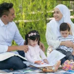 5 Kebiasaan Keluarga Harmonis Meskipun Ayah Ibu Bekerja Menurut Ilmu Psikologi