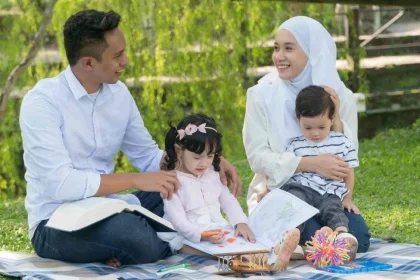5 Kebiasaan Keluarga Harmonis Meskipun Ayah Ibu Bekerja Menurut Ilmu Psikologi