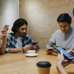 5 Kebiasaan Meniru Gerakan Orang Lain (Mirroring) Saat Asyik Ngobrol Menurut Ilmu Psikologi