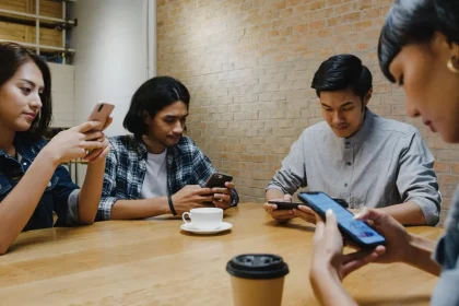 5 Kebiasaan Meniru Gerakan Orang Lain (Mirroring) Saat Asyik Ngobrol Menurut Ilmu Psikologi