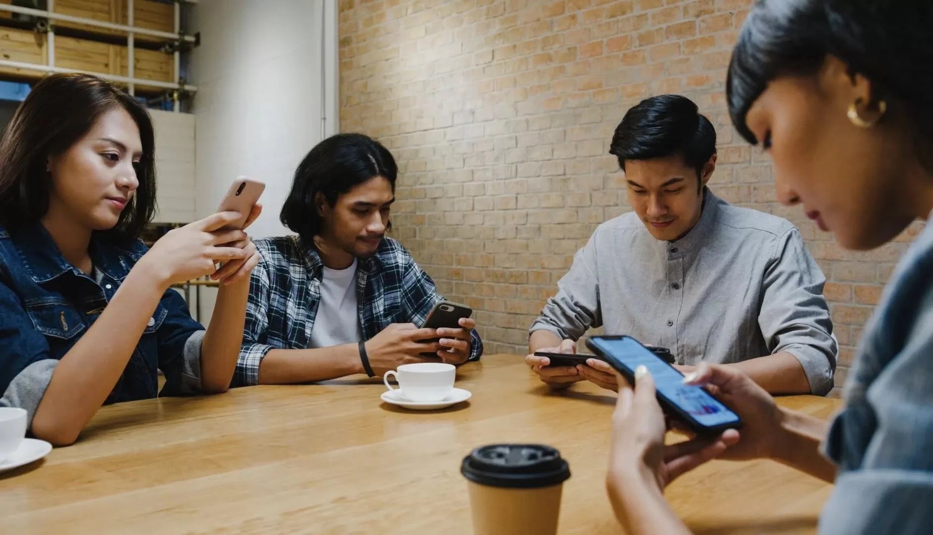 5 Kebiasaan Meniru Gerakan Orang Lain (Mirroring) Saat Asyik Ngobrol Menurut Ilmu Psikologi