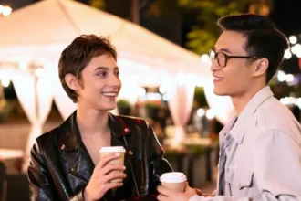 5 Kebiasaan Seseorang yang Sedang Jatuh Cinta Diam-Diam