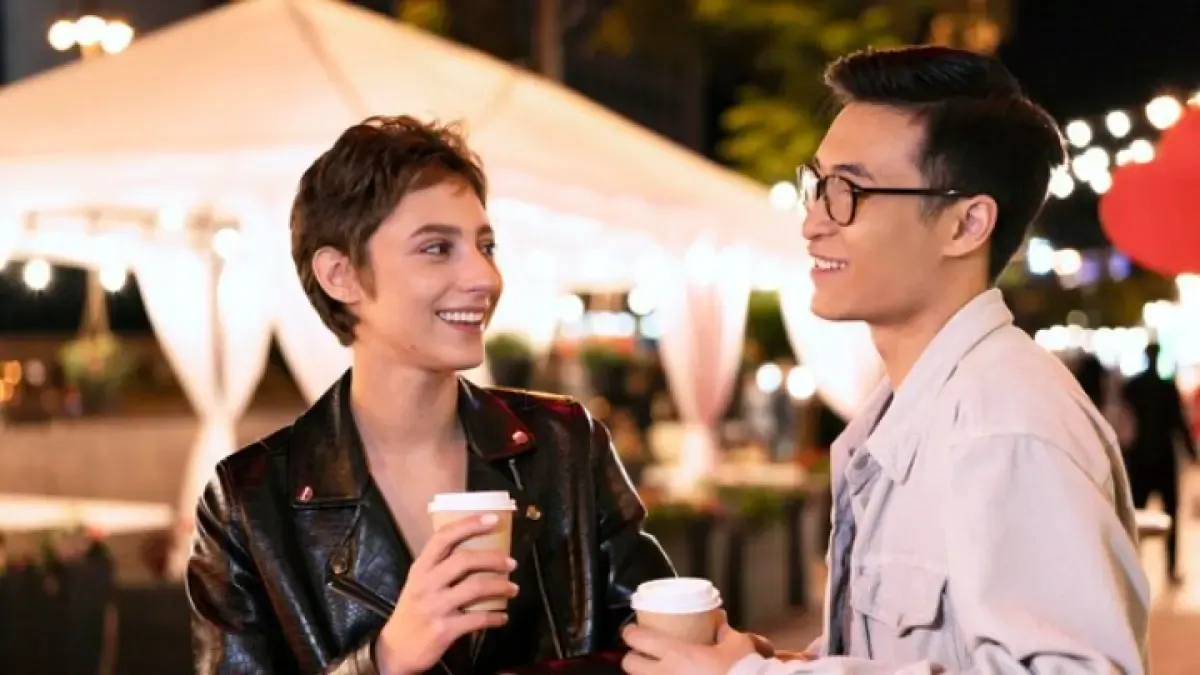 5 Kebiasaan Seseorang yang Sedang Jatuh Cinta Diam-Diam