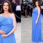 8 Foto Anne Hathaway Pamer Baby Bump Saat Premiere The Odyssey Di London, Tampil Anggun Dengan Gaun Biru