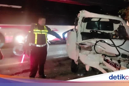 Breaking news: Tabrakan 2 truk di Jalan Ahmad Yani Surabaya, sopir tergencet bodi ringsek
