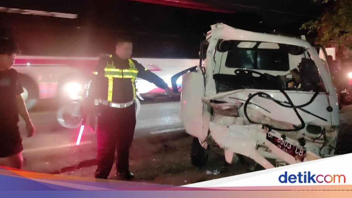 Breaking news: Tabrakan 2 truk di Jalan Ahmad Yani Surabaya, sopir tergencet bodi ringsek