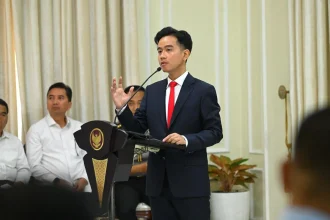 Denny Indrayana Soroti Posisi Duduk Wakil Presiden Gibran, Apa yang Sebenarnya Terjadi?