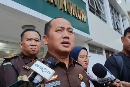 Desak Febrie Adriansyah ditangkap, mahasiswa segel gedung Kejagung dan dirikan tenda, menuntut keadilan