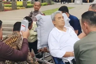 Detik-detik Farhan Jatuh Sakit, Dibawa Ambulans Siaga di Balai Kota Bandung