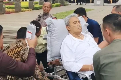 Detik-detik Farhan Jatuh Sakit, Dibawa Ambulans Siaga di Balai Kota Bandung