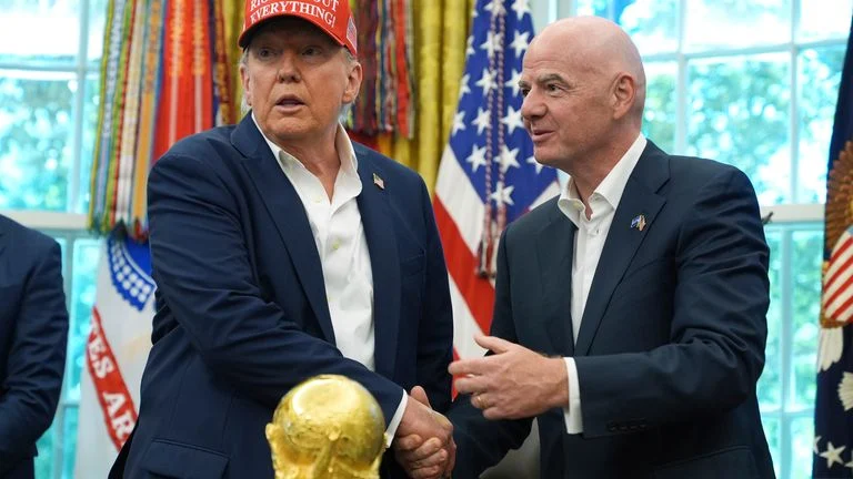 FIFA Dikecam Tak Konsisten, Mantan Wasit Internasional Curiga Donald Trump Ikut Atur Sanksi Balogun