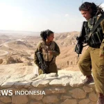 Foto Ceria Perempuan Tentara Israel Bersama Tahanan Palestina yang Ditutup Mata Picu Kecaman, Konflik Semakin Memburuk