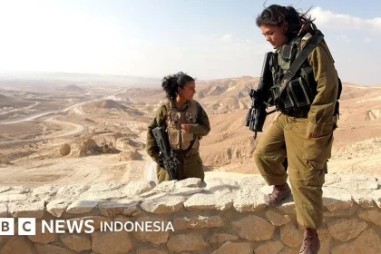 Foto Ceria Perempuan Tentara Israel Bersama Tahanan Palestina yang Ditutup Mata Picu Kecaman, Konflik Semakin Memburuk