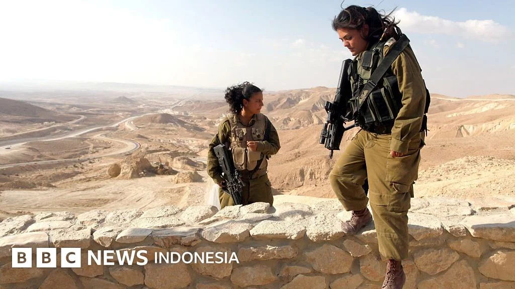 Foto Ceria Perempuan Tentara Israel Bersama Tahanan Palestina yang Ditutup Mata Picu Kecaman, Konflik Semakin Memburuk