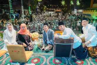 Gubernur Khofifah Bersama Ribuan Masyarakat Khusyuk Bersholawat Bareng Gus Iqdam: 'Kami Perlu Fondasi Sosial dan Spiritual yang Kuat'