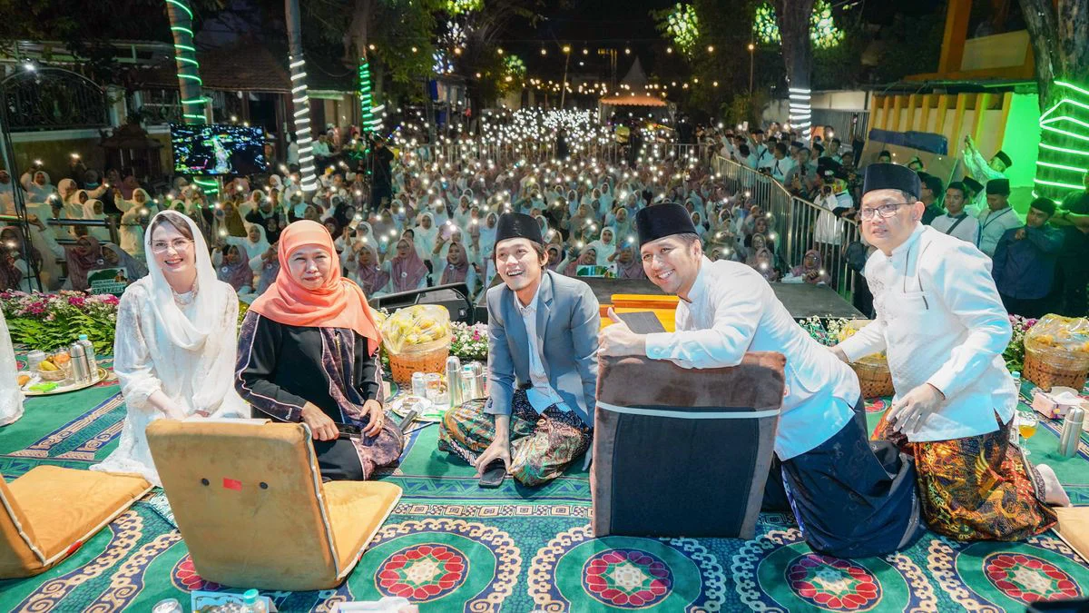 Gubernur Khofifah Bersama Ribuan Masyarakat Khusyuk Bersholawat Bareng Gus Iqdam: 'Kami Perlu Fondasi Sosial dan Spiritual yang Kuat'