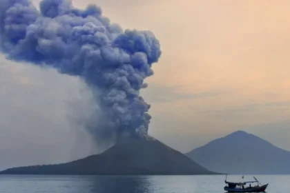 Gunung Anak Krakatau Siaga, Radius Bahaya 3 km dari Pusat Erupsi, Wisatawan Diminta Waspada