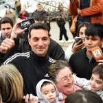 Kalah di final Piala Dunia 2026 dari Spanyol, fans menyemut di rumah Scaloni, ada apa?