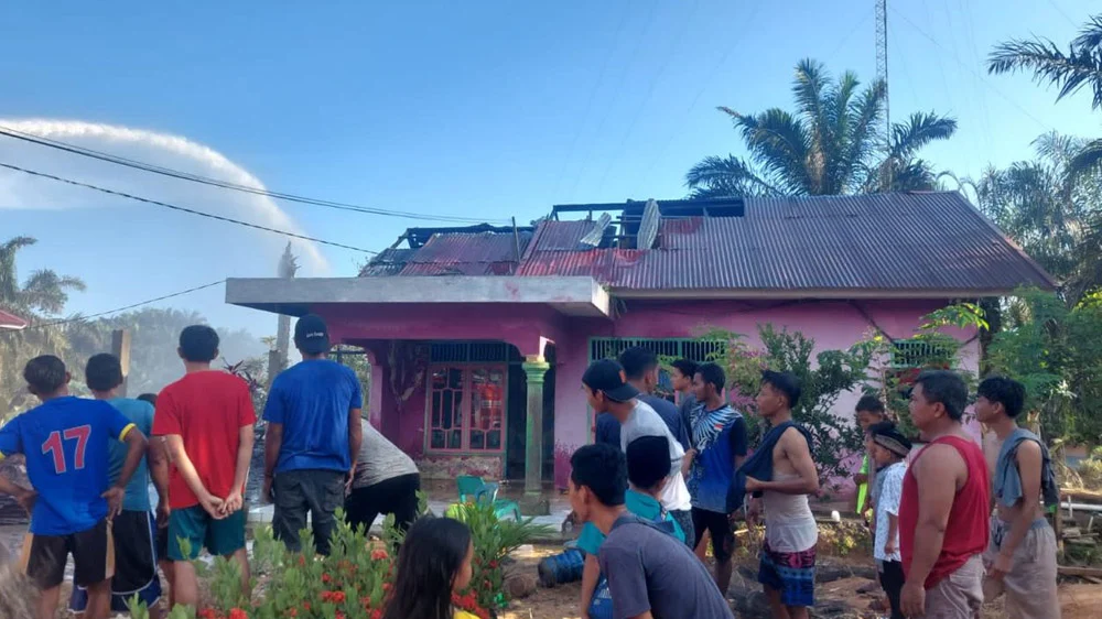 Kebakaran Hebat Melanda Kasepuhan Cipta Mulya, 51 Rumah dan 49 Leuit Hangus
