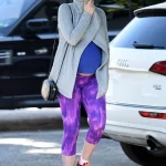 Kumpulan Potret Anne Hathaway Pamer Baby Bump Saat Promo The Odyssey