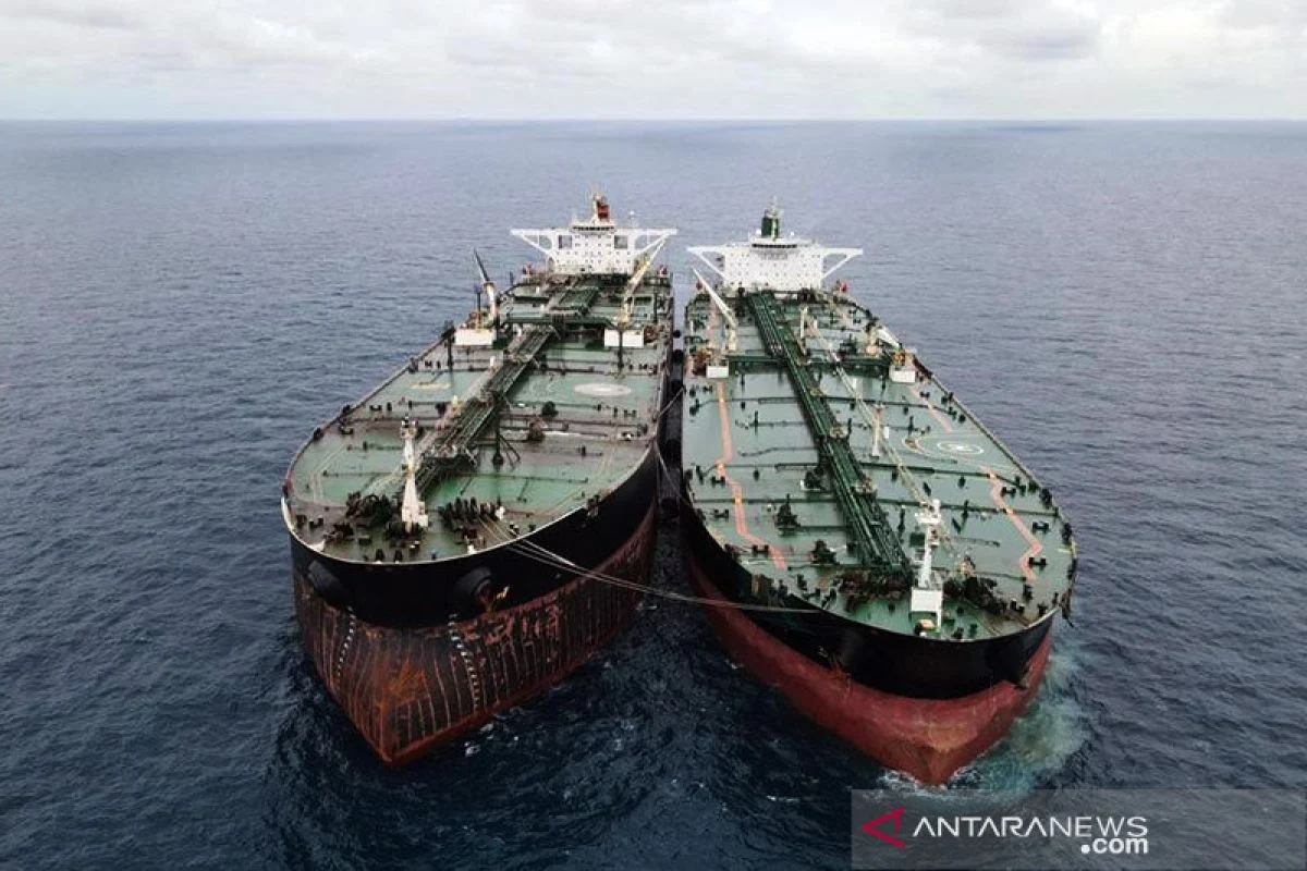 Ledakan Kapal Tanker di Selat Hormuz, Iran Klaim Kapal Keluar Jalur Hingga Hantam Ranjau Laut