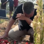 Momen Abdel Achrian akhirnya kunjungi makam Temon, diwarnai tangis yang mendalam