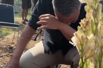 Momen Abdel Achrian akhirnya kunjungi makam Temon, diwarnai tangis yang mendalam