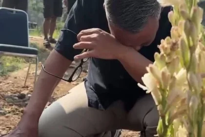 Momen Abdel Achrian akhirnya kunjungi makam Temon, diwarnai tangis yang mendalam