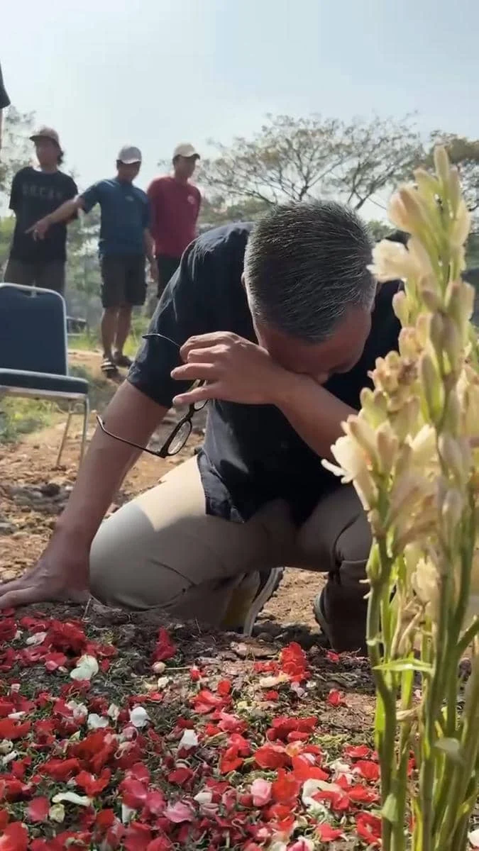 Momen Abdel Achrian akhirnya kunjungi makam Temon, diwarnai tangis yang mendalam