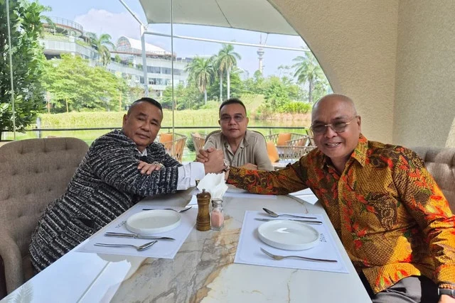 Momen Dasco duduk semeja bareng Hotman-Ketum PWI: Persatuan Indonesia, Simbol Damai