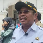 Muka Bupati Lalu Ahmad Zaini Ditutupi Masker, Huuuu, Tersangkut Kasus Korupsi