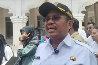 Muka Bupati Lalu Ahmad Zaini Ditutupi Masker, Huuuu, Tersangkut Kasus Korupsi