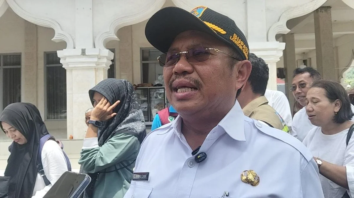 Muka Bupati Lalu Ahmad Zaini Ditutupi Masker, Huuuu, Tersangkut Kasus Korupsi