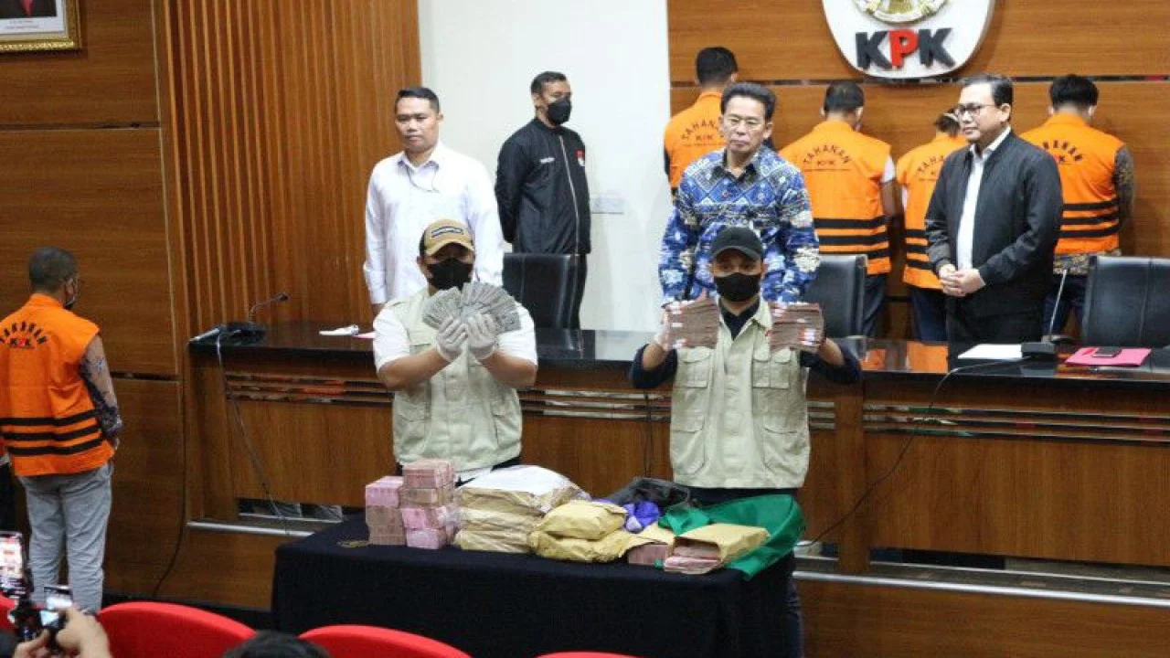 Operasi Tangkap Tangan Bupati Pemalang: KPK Sita Uang Tunai Rp2 Miliar dan Periksa Belasan Orang