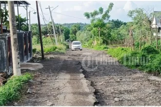 Proyek Jalan Rp11,4 Miliar Rusak Parah, Pejabat Jeneponto: Salah Warga yang Melewati!
