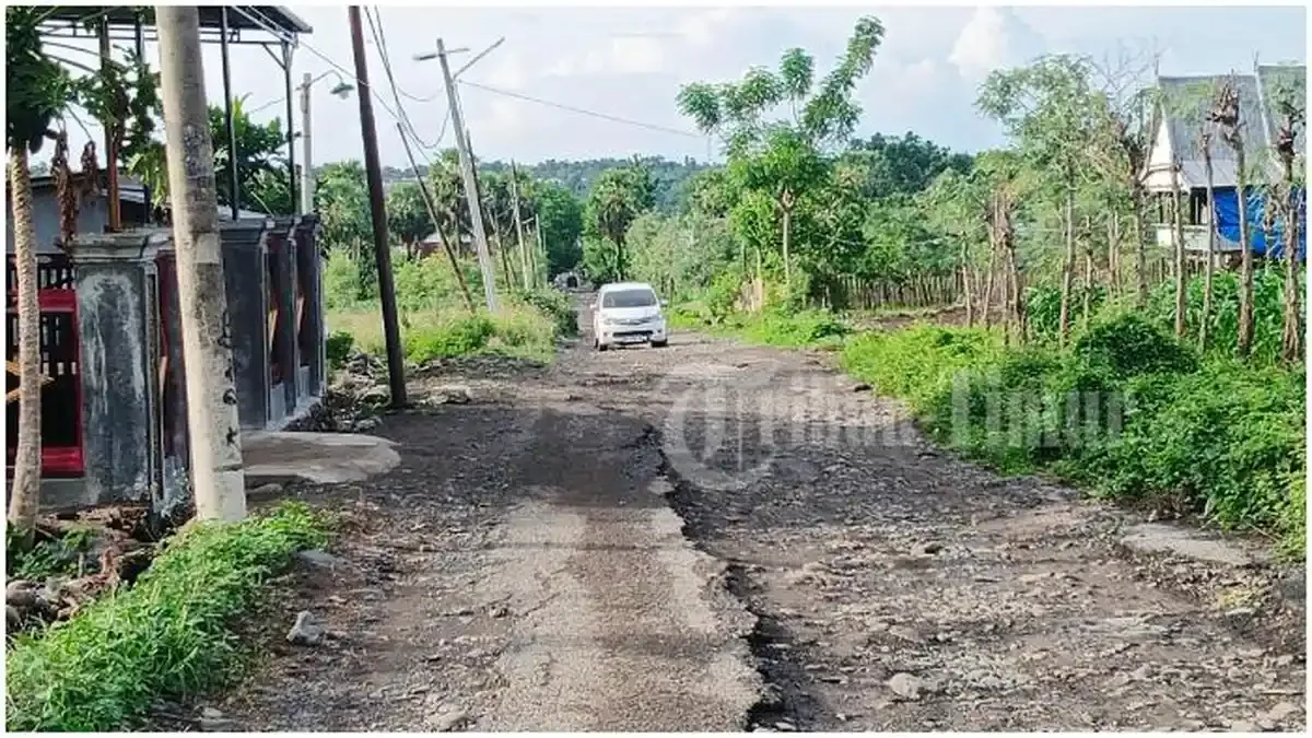 Proyek Jalan Rp11,4 Miliar Rusak Parah, Pejabat Jeneponto: Salah Warga yang Melewati!