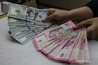 Rupiah Melemah Seiring Laporan Fitch Ratings Terkait Ekonomi RI: Apa yang Terjadi?