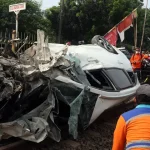 Sopir Tak Hati-Hati di Perlintasan Sebidang, Mobil Polisi Tersambar Kereta Api: Kasus Kecelakaan dan Damai